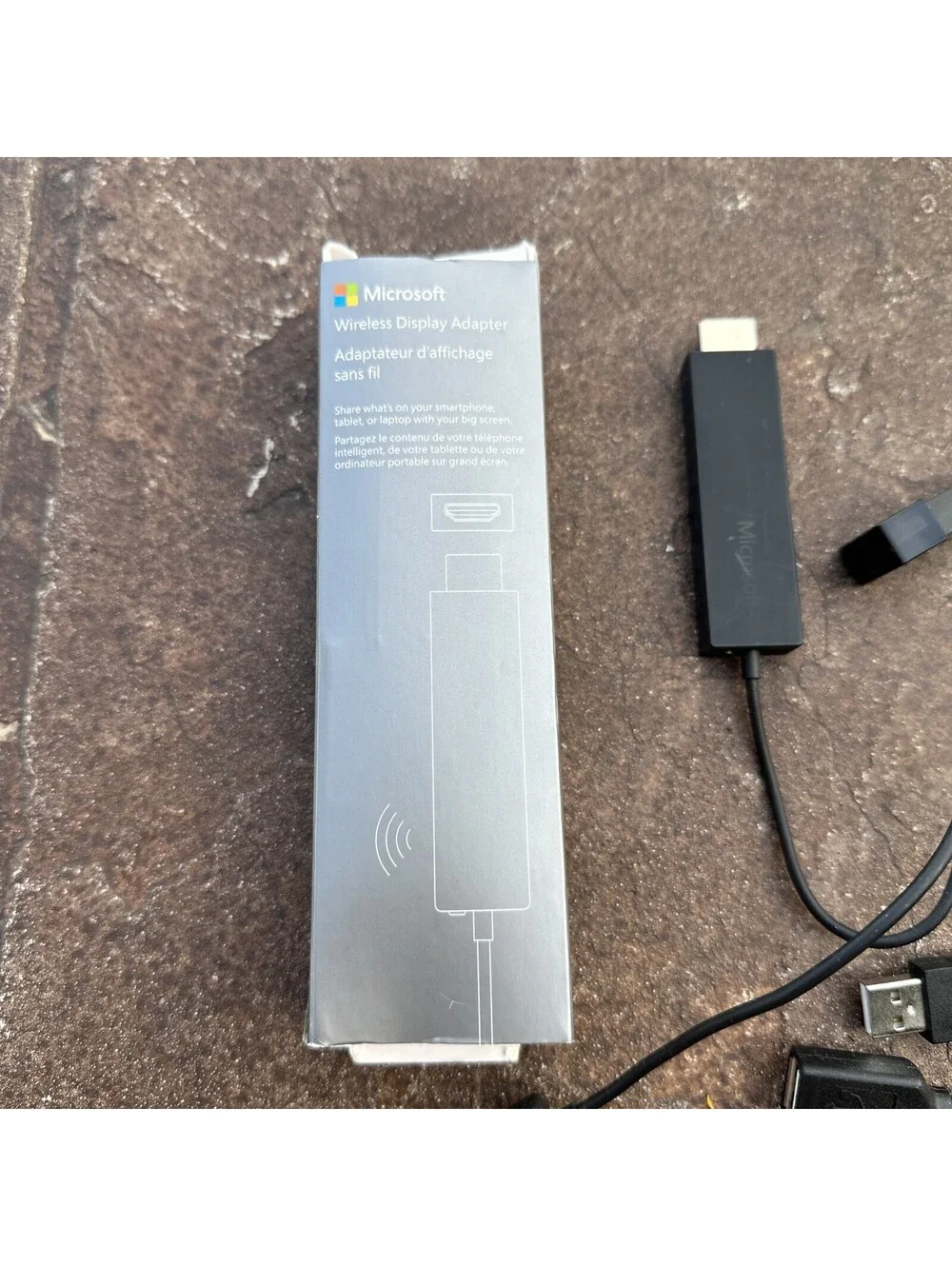 Microsoft Wireless Display Adapter (Model 1628) - Picture 3 of 8